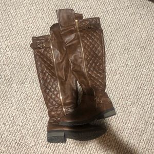 Women’s knee high brown boots!